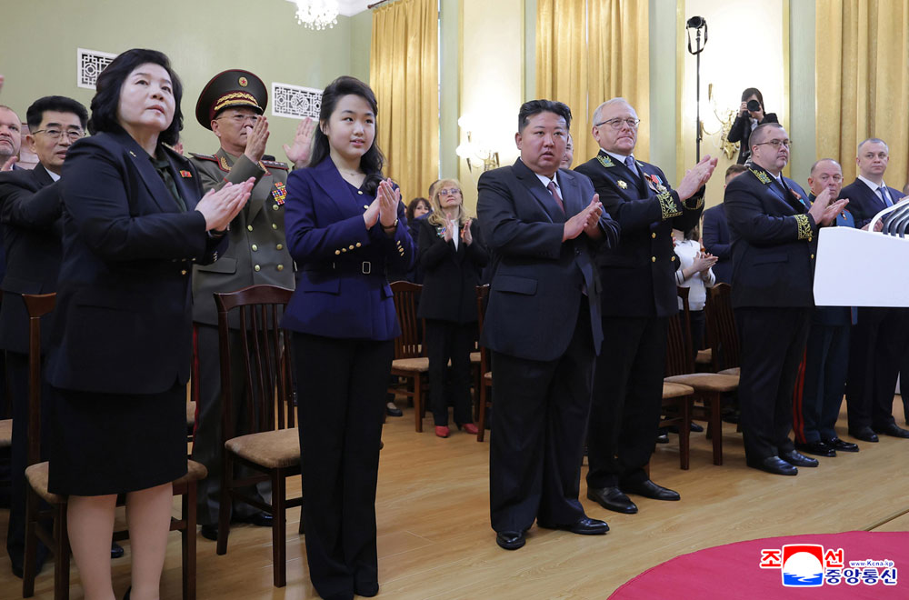 경애하는 김정은동지께서 로씨야의 위대한 전승절에 즈음하여 우리 나라 주재 로씨야련방대사관을 축하방문하시였다