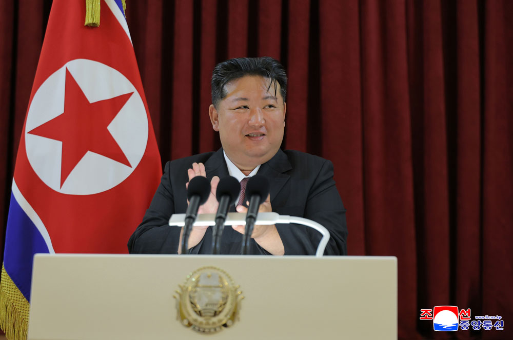 경애하는 김정은동지께서 로씨야의 위대한 전승절에 즈음하여 우리 나라 주재 로씨야련방대사관을 축하방문하시였다