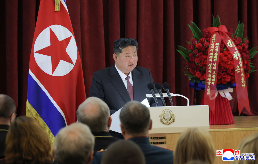경애하는 김정은동지께서 로씨야의 위대한 전승절에 즈음하여 우리 나라 주재 로씨야련방대사관을 축하방문하시였다