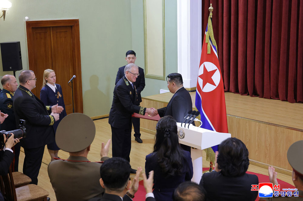 경애하는 김정은동지께서 로씨야의 위대한 전승절에 즈음하여 우리 나라 주재 로씨야련방대사관을 축하방문하시였다