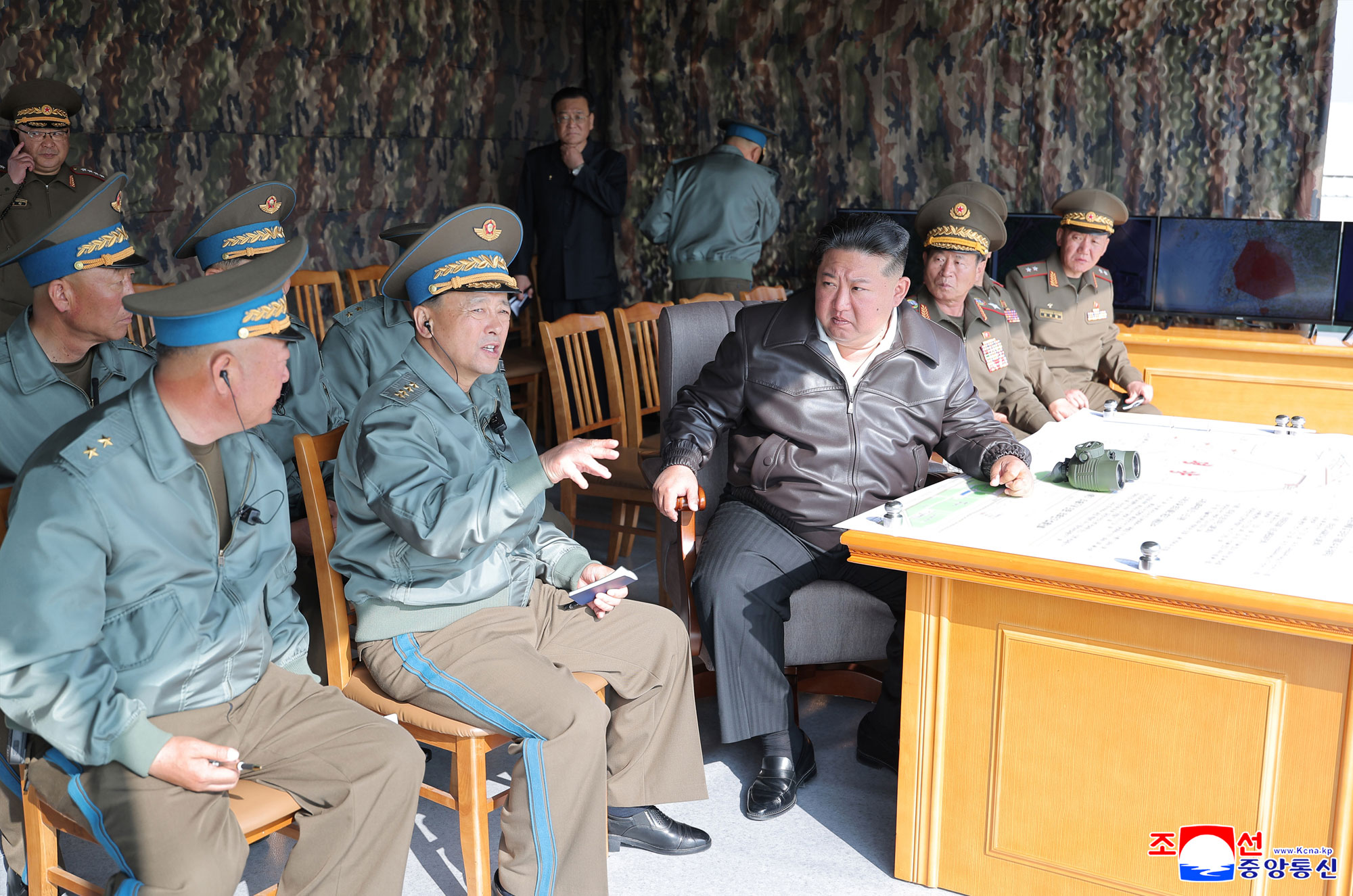 경애하는 김정은동지께서 조선인민군 근위 제１공군사단관하 비행련대를 방문하시고 훈련을 지도하시였다
