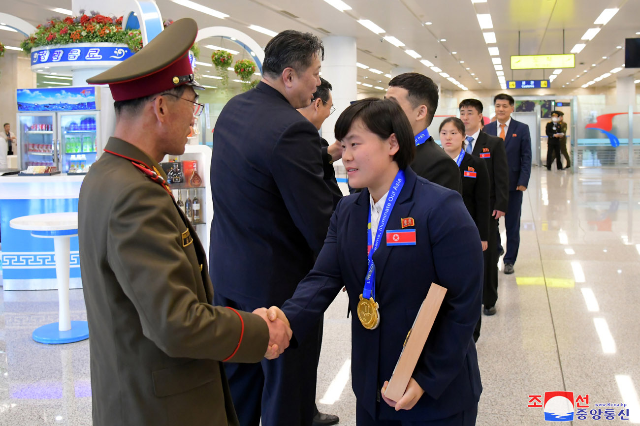 DPRK weightlifters back home