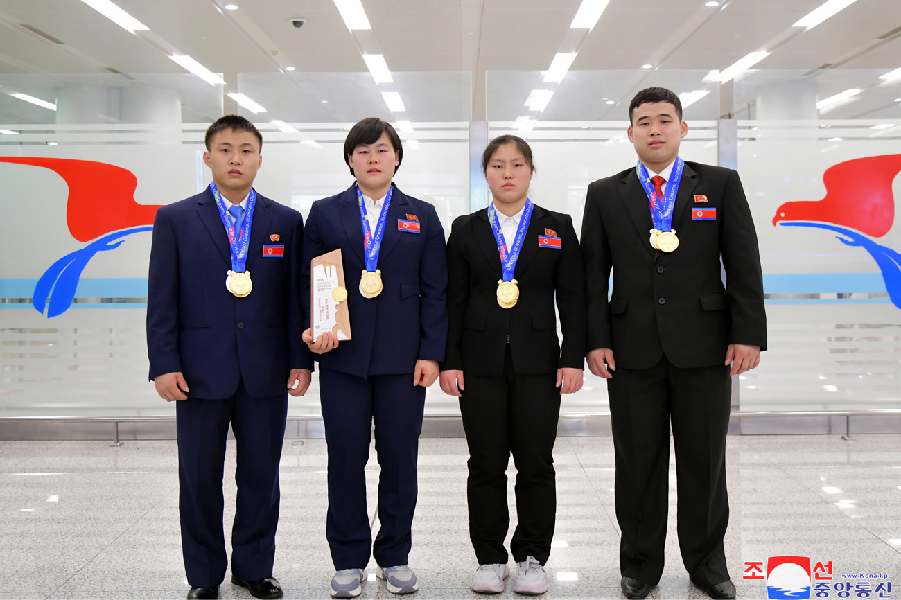 DPRK weightlifters back home