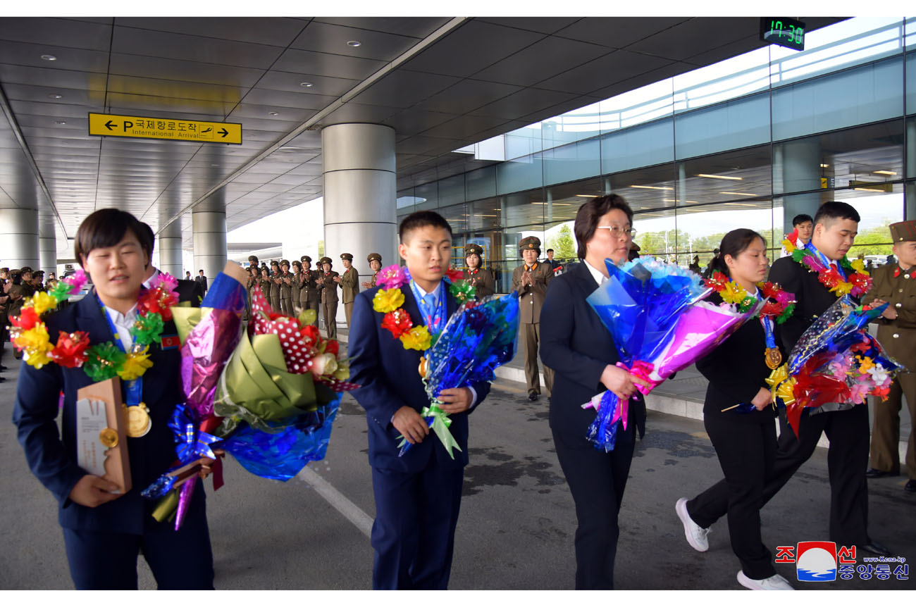 DPRK weightlifters back home