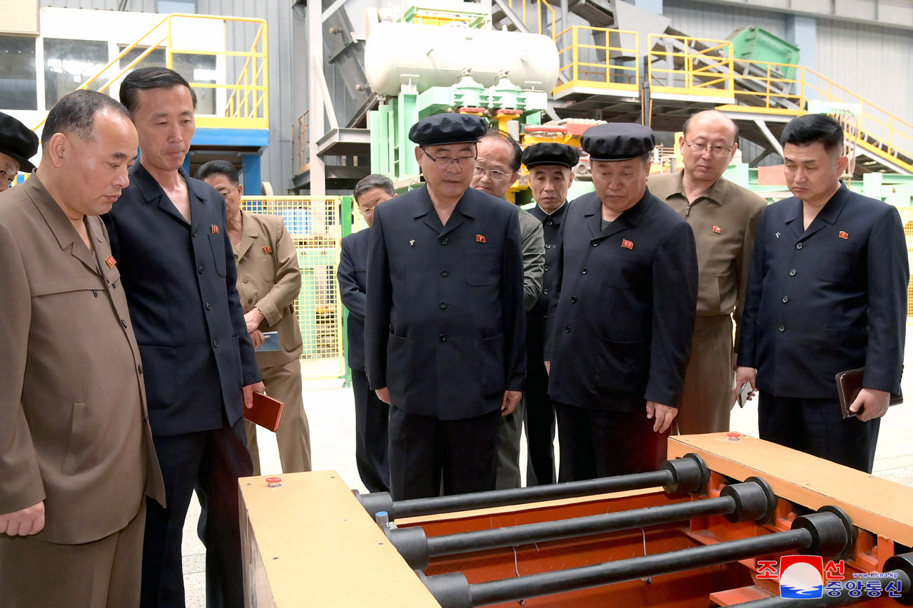 Premier makes field survey of different sectors in South and North Hamgyong provinces
