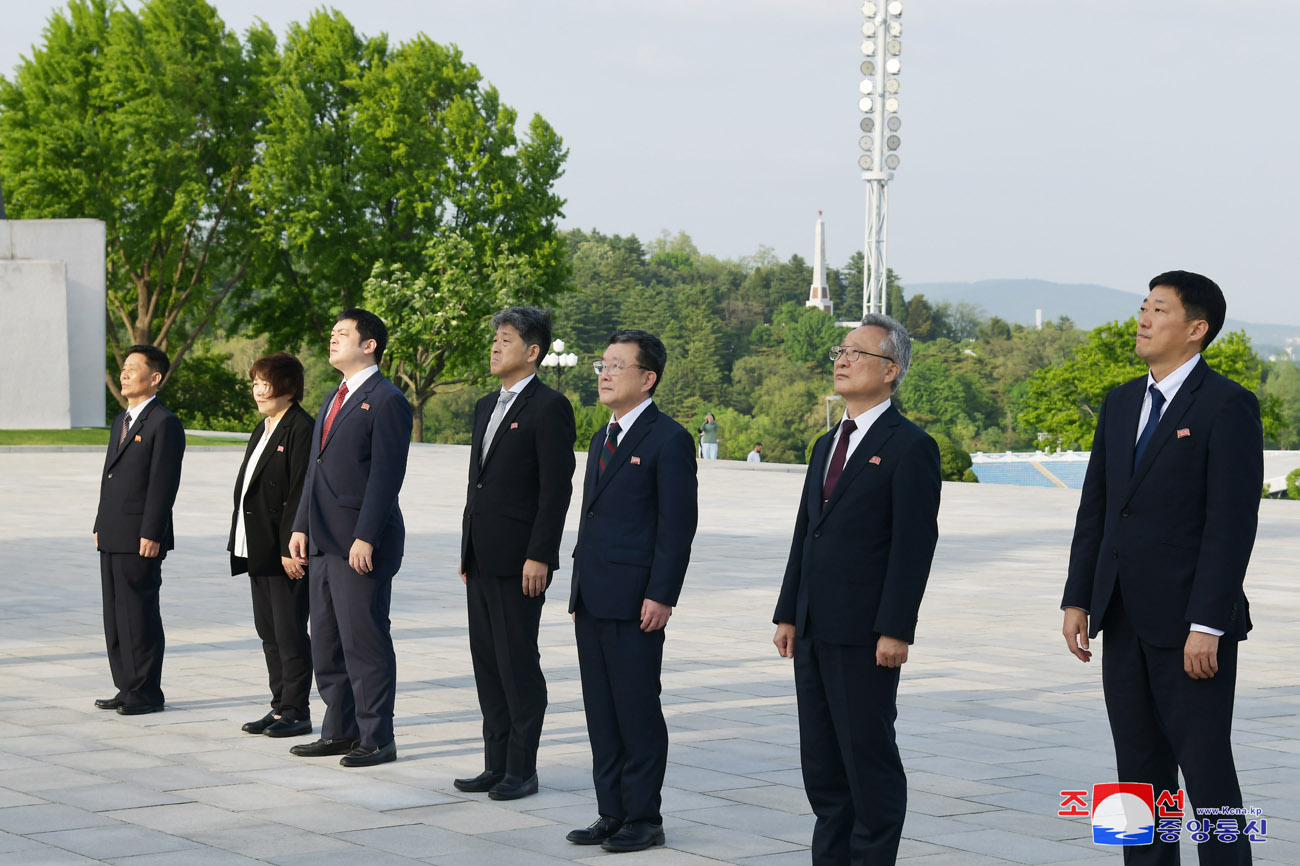 위대한 수령 김일성동지와 위대한 령도자 김정일동지의 동상을 찾아 총련결성 70돐 재일본조선인감사단 경모의 정 표시