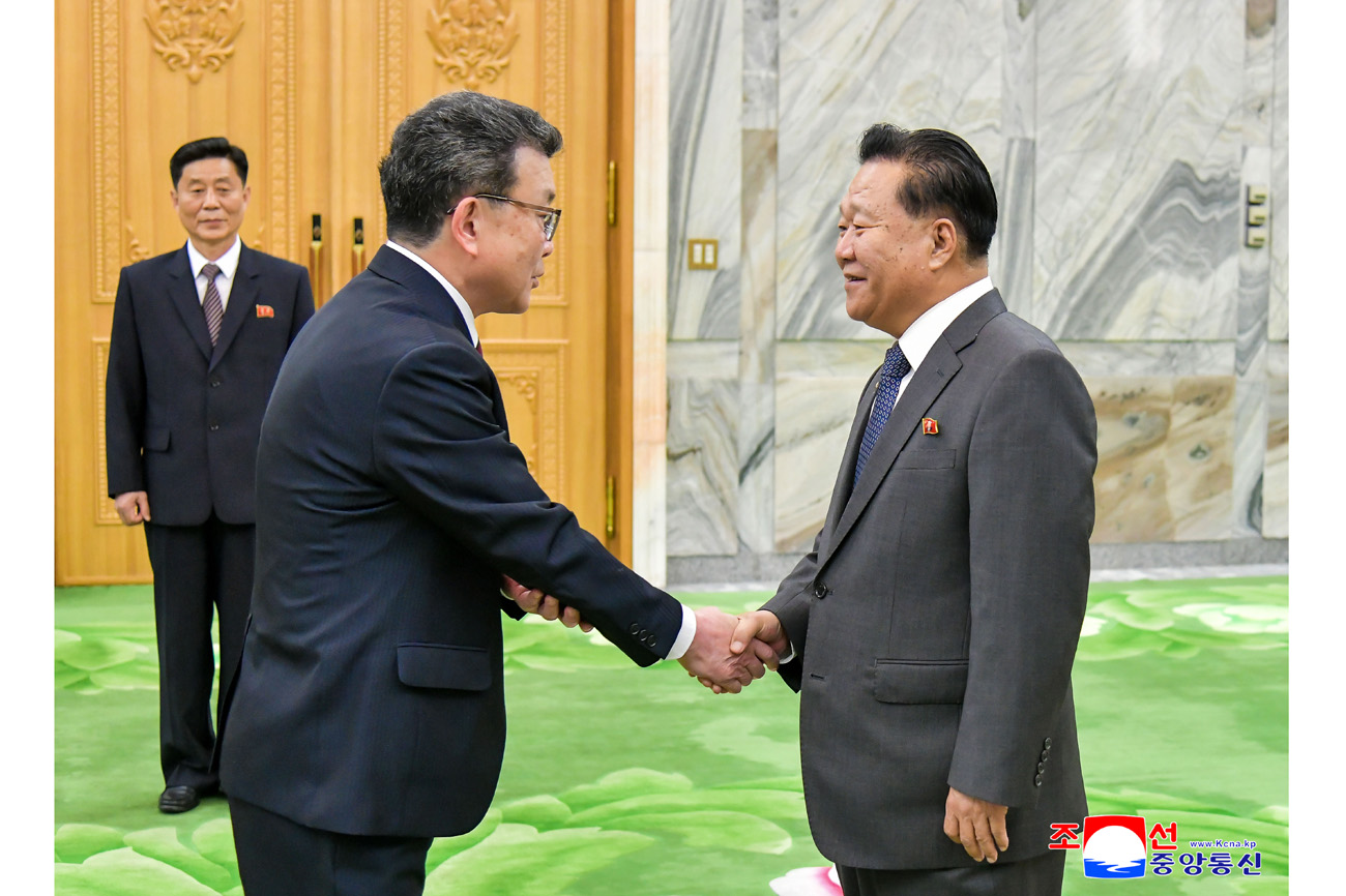 Choe Ryong Hae meets group of Koreans in Japan