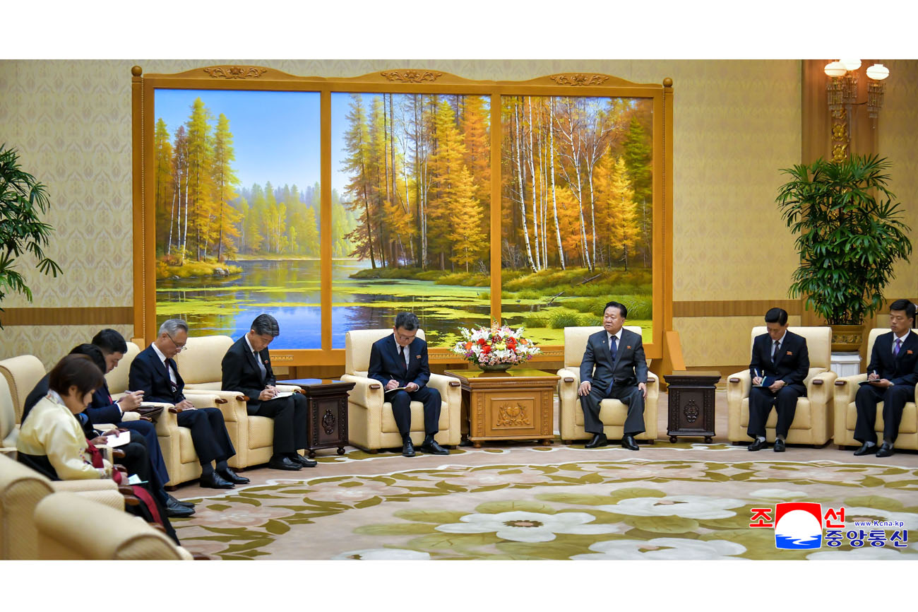 Choe Ryong Hae meets group of Koreans in Japan