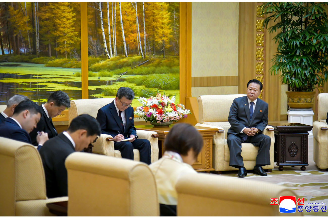 Choe Ryong Hae meets group of Koreans in Japan
