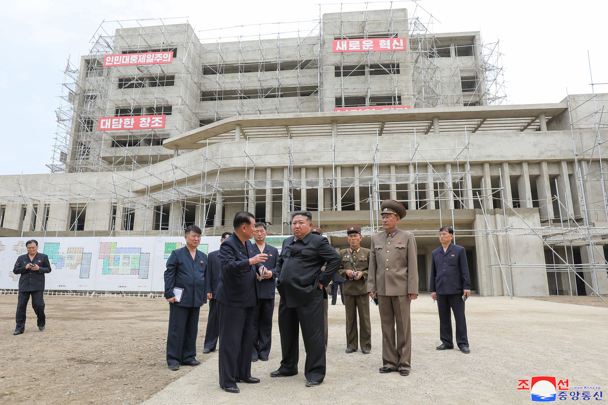 Le respecté camarade Kim Jong Un visite les chantiers de construction de l’hôpital et du complexe de services de l’arrondissement de Kangdong