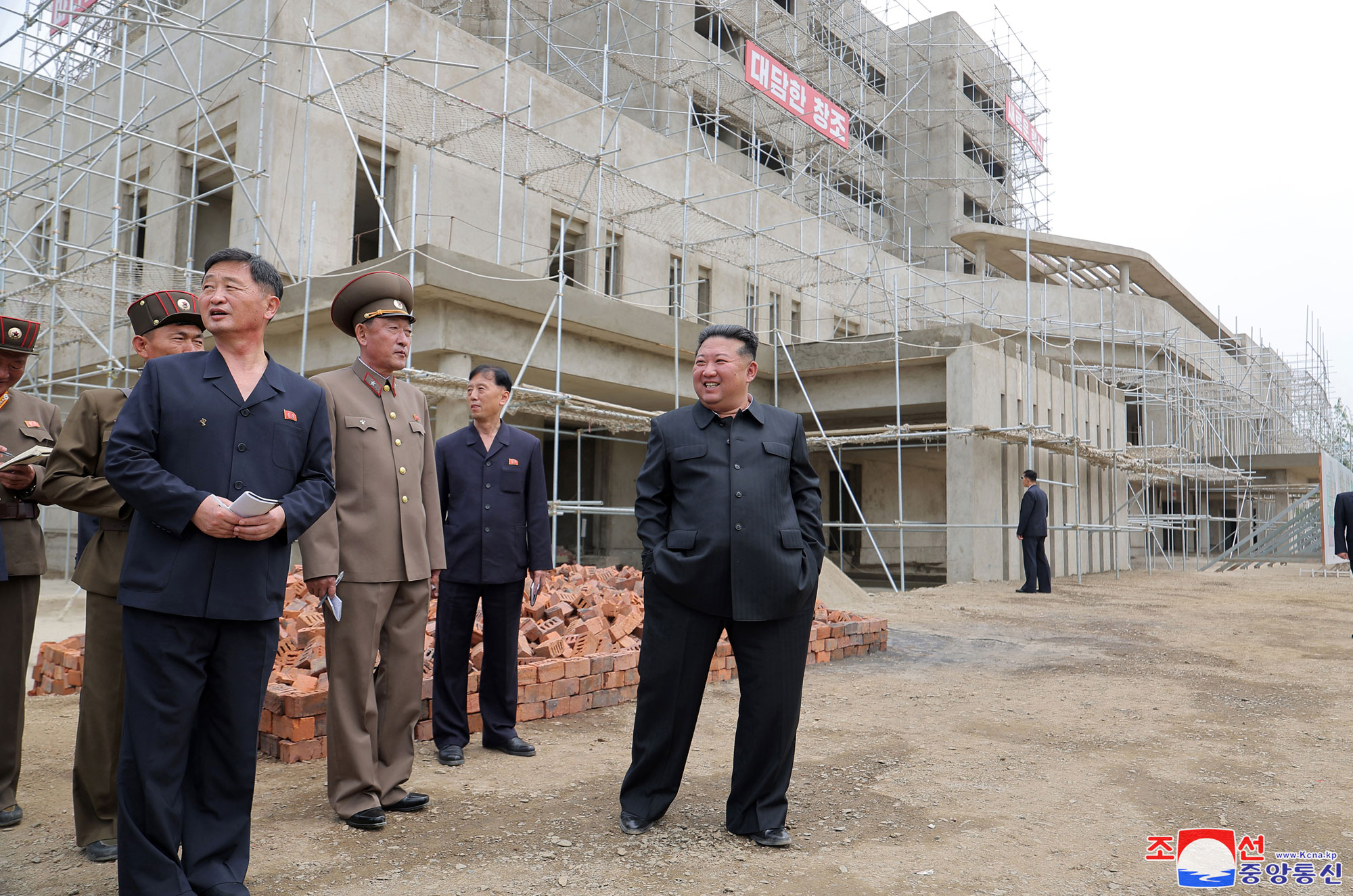 Le respecté camarade Kim Jong Un visite les chantiers de construction de l’hôpital et du complexe de services de l’arrondissement de Kangdong