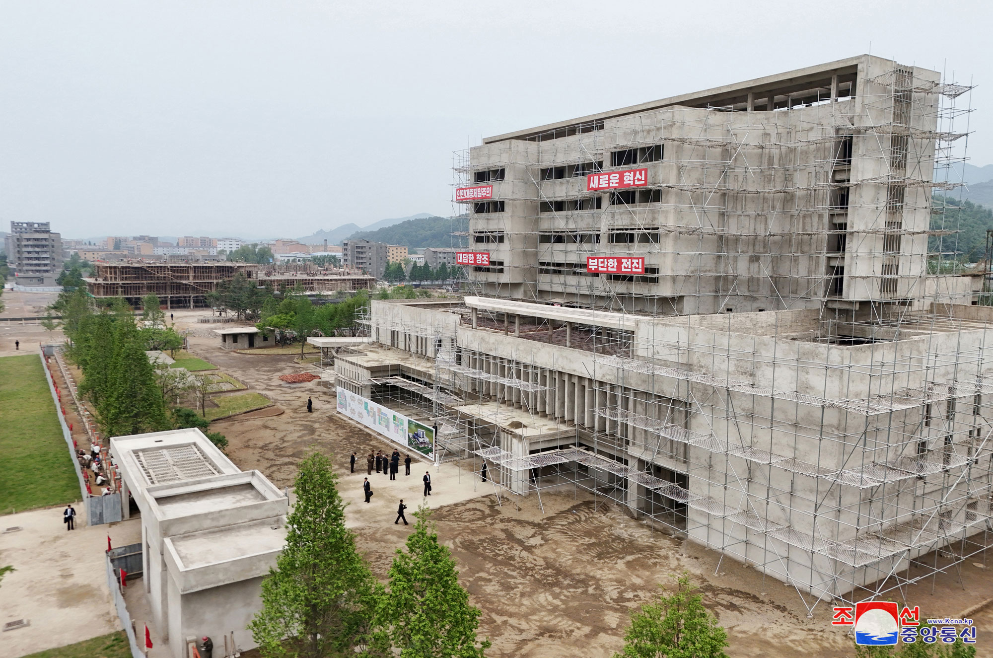 Le respecté camarade Kim Jong Un visite les chantiers de construction de l’hôpital et du complexe de services de l’arrondissement de Kangdong