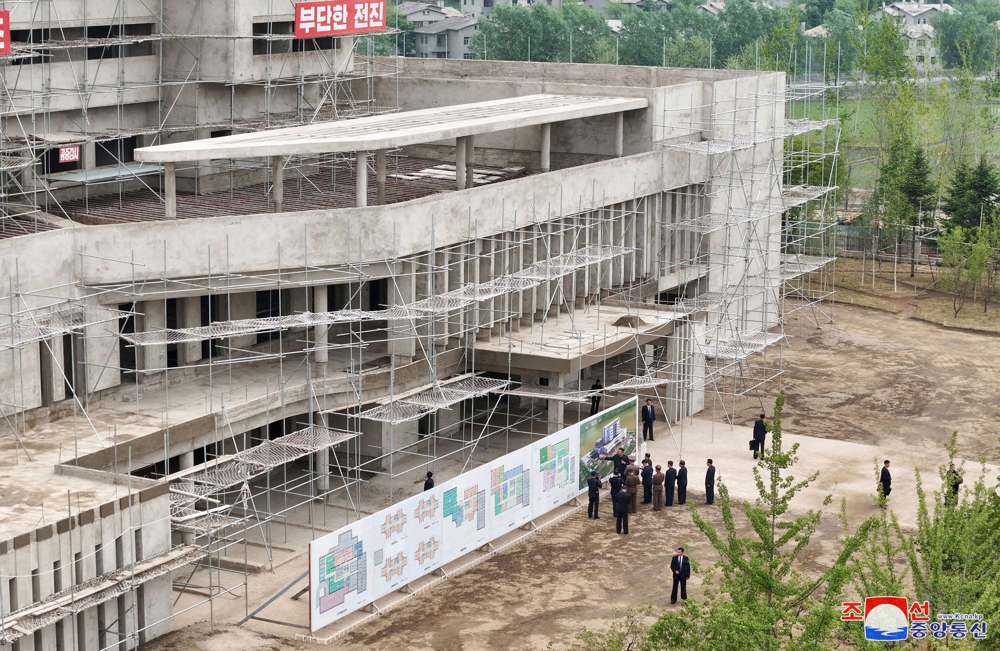 Le respecté camarade Kim Jong Un visite les chantiers de construction de l’hôpital et du complexe de services de l’arrondissement de Kangdong