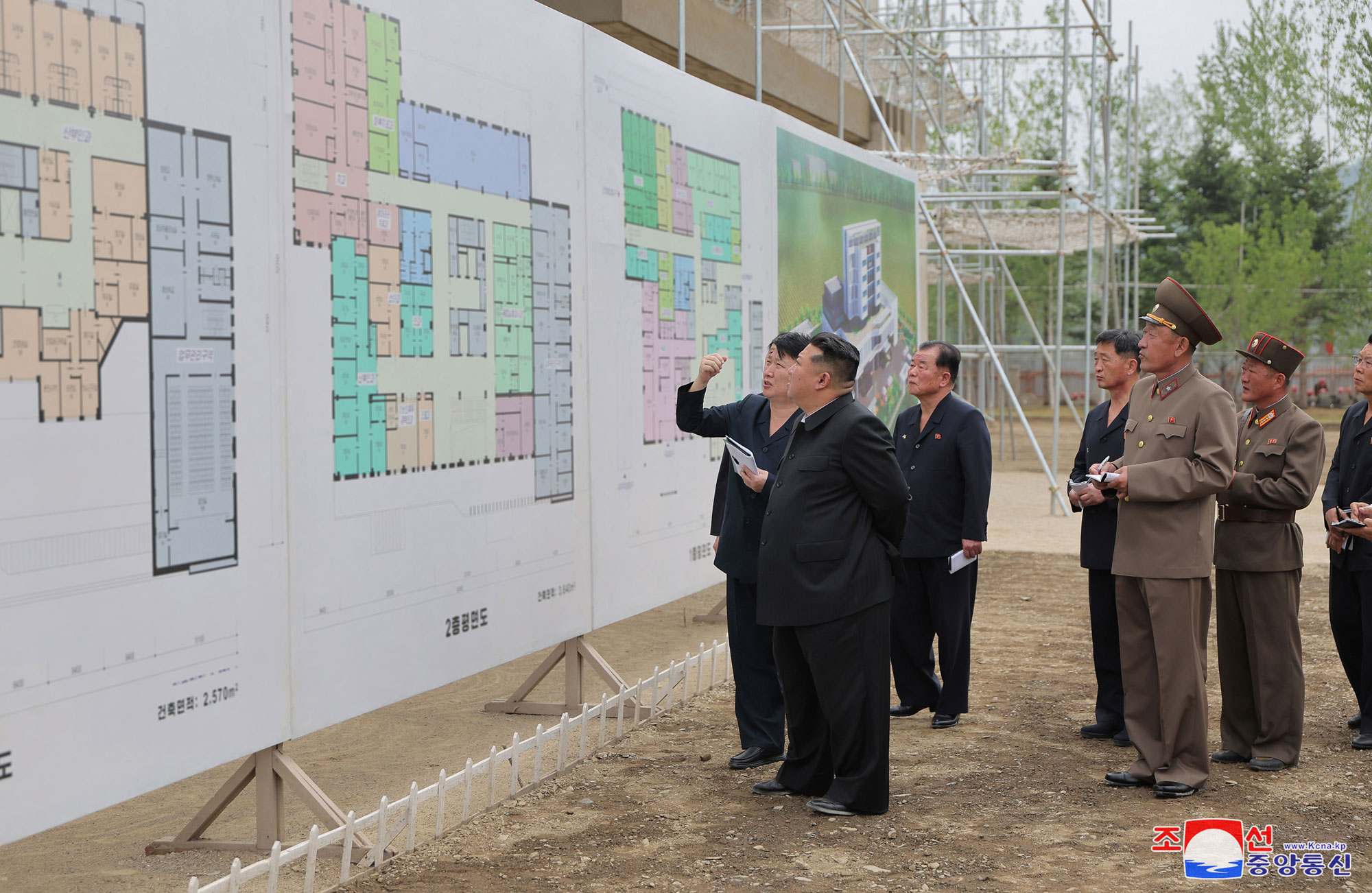 Le respecté camarade Kim Jong Un visite les chantiers de construction de l’hôpital et du complexe de services de l’arrondissement de Kangdong