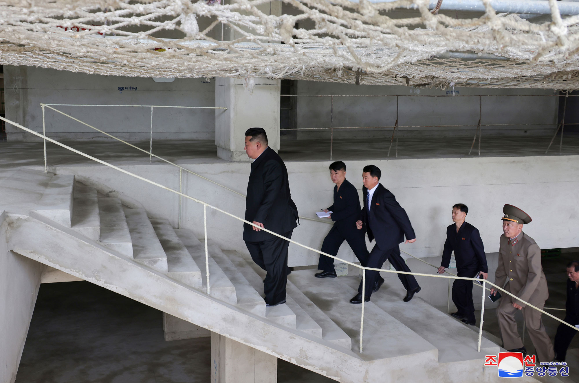 Le respecté camarade Kim Jong Un visite les chantiers de construction de l’hôpital et du complexe de services de l’arrondissement de Kangdong