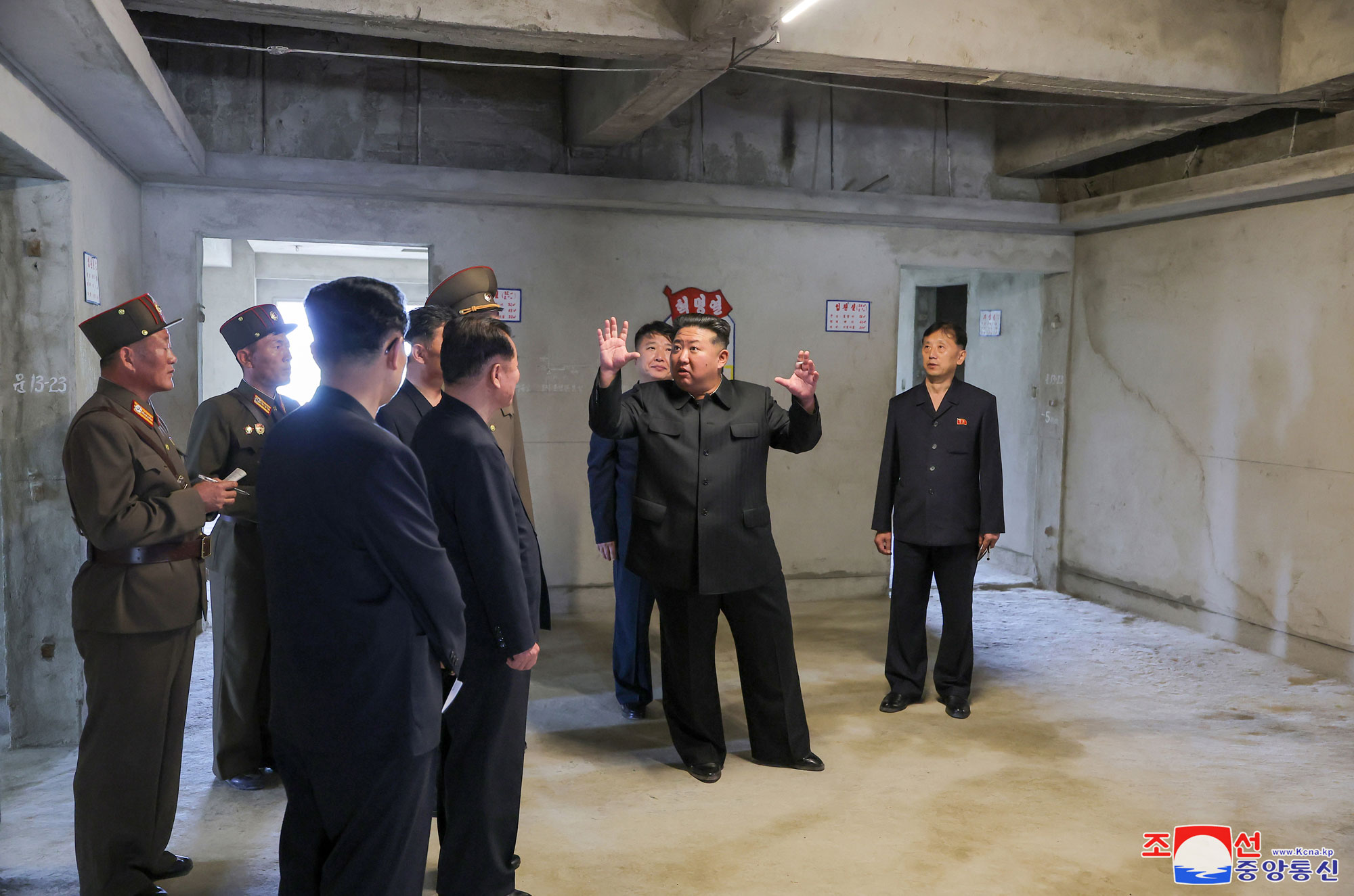 Le respecté camarade Kim Jong Un visite les chantiers de construction de l’hôpital et du complexe de services de l’arrondissement de Kangdong