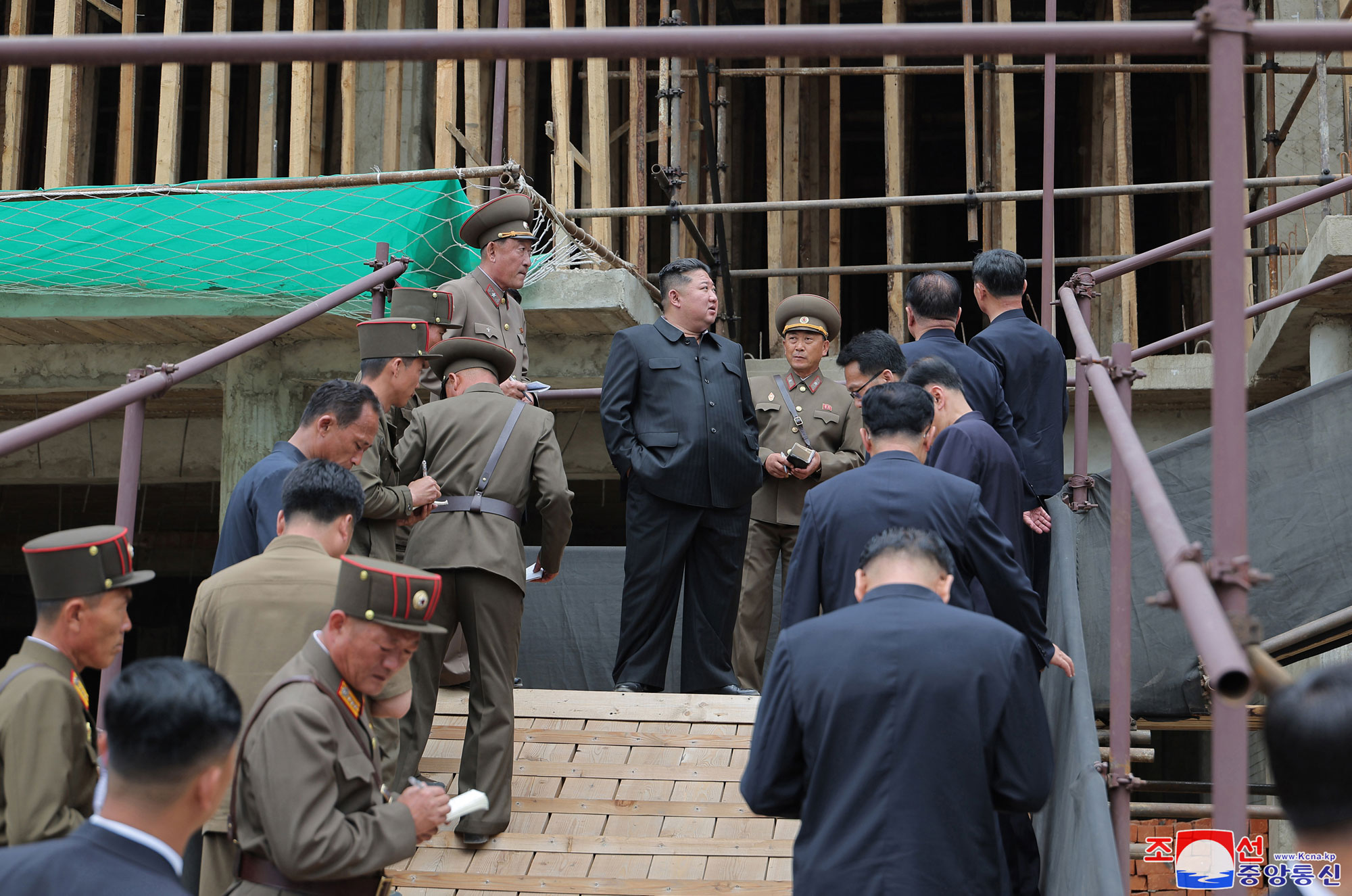 Le respecté camarade Kim Jong Un visite les chantiers de construction de l’hôpital et du complexe de services de l’arrondissement de Kangdong