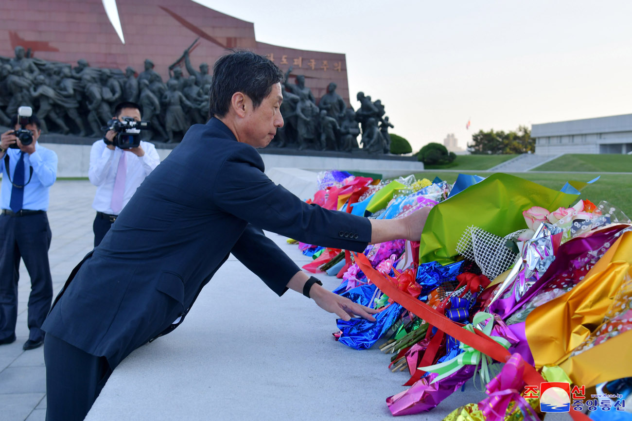 Bronze statues of Generalissimos Kim Il Sung and Kim Jong Il visited by delegation of Korean schoolchildren in Japan