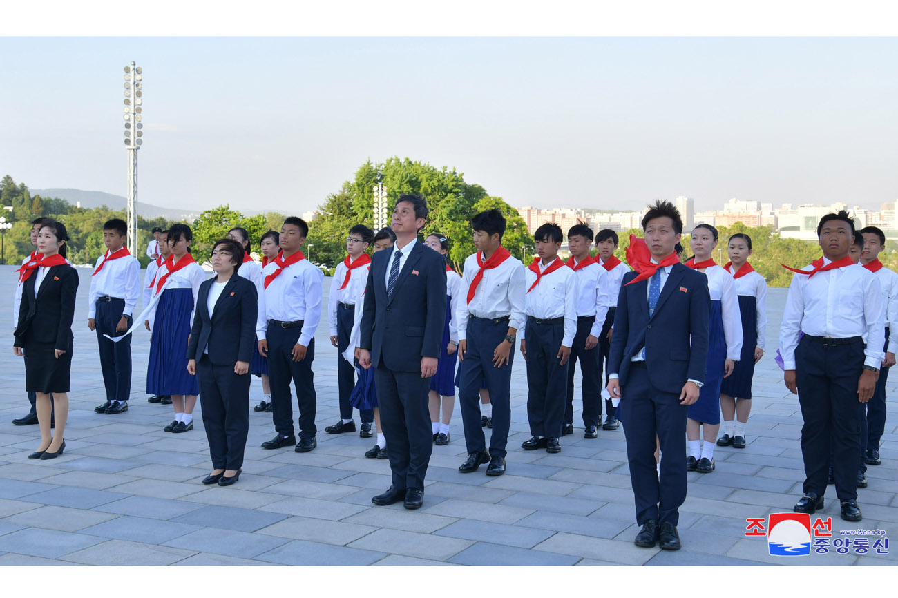 Bronze statues of Generalissimos Kim Il Sung and Kim Jong Il visited by delegation of Korean schoolchildren in Japan