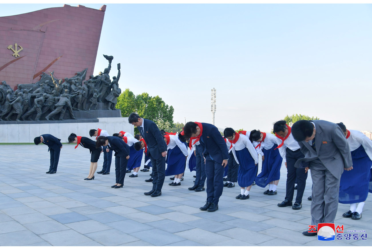 Bronze statues of Generalissimos Kim Il Sung and Kim Jong Il visited by delegation of Korean schoolchildren in Japan