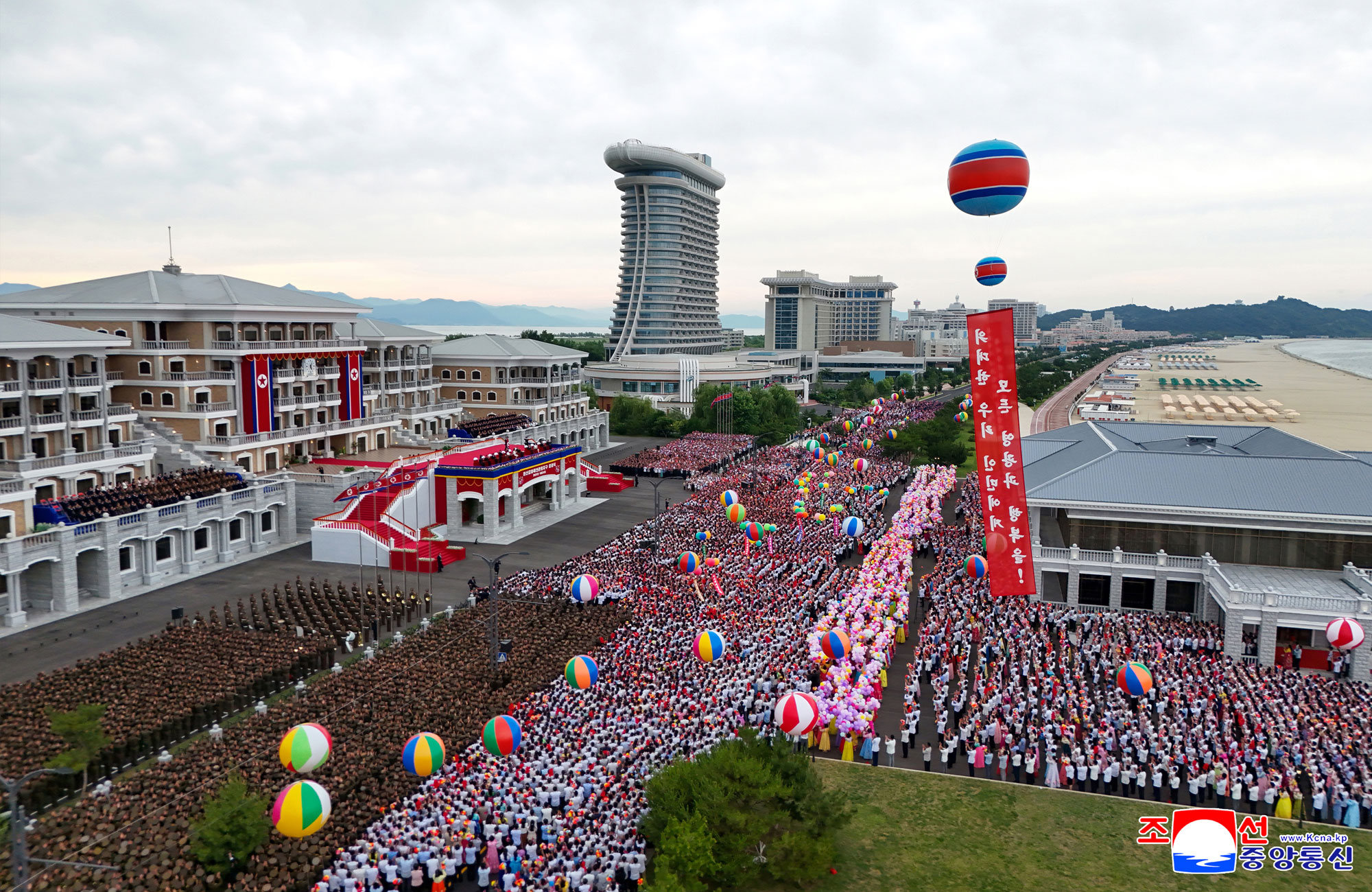 Tourist attraction on east coast--new scenic beauty of socialist cultural efflorescenceInaugural ceremony of Wonsan Kalma Coastal Tourist Area held with splendour