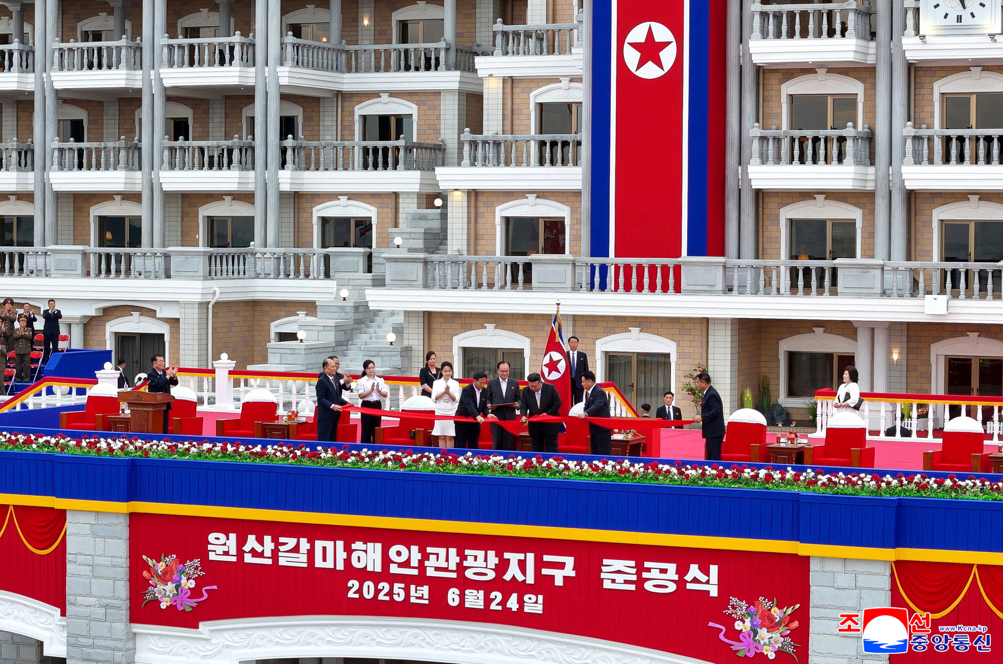 Tourist attraction on east coast--new scenic beauty of socialist cultural efflorescenceInaugural ceremony of Wonsan Kalma Coastal Tourist Area held with splendour