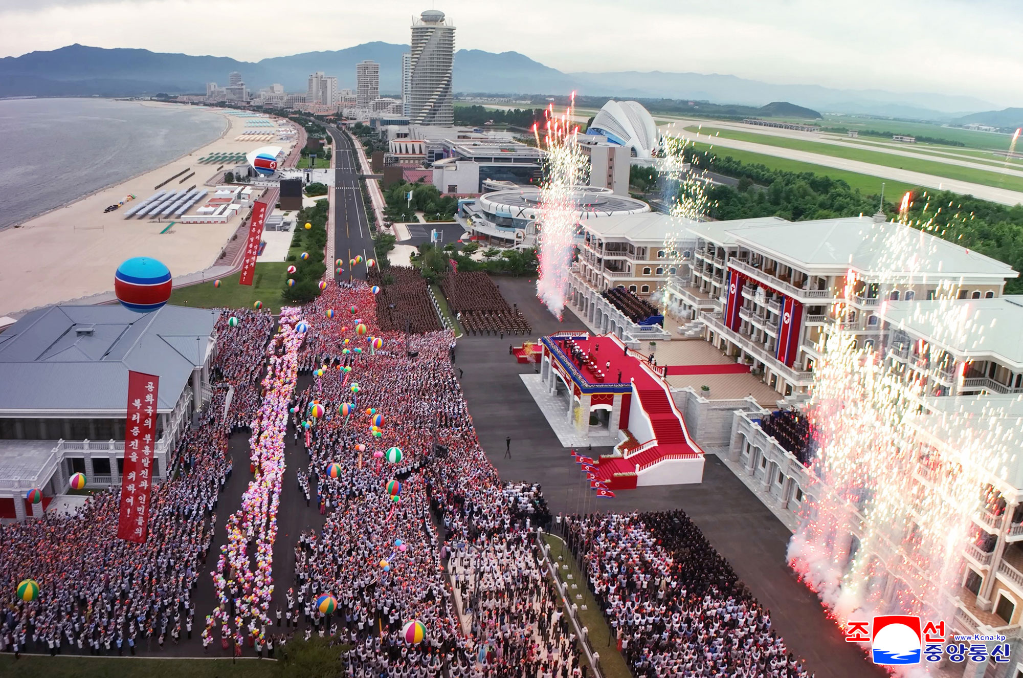 Tourist attraction on east coast--new scenic beauty of socialist cultural efflorescenceInaugural ceremony of Wonsan Kalma Coastal Tourist Area held with splendour