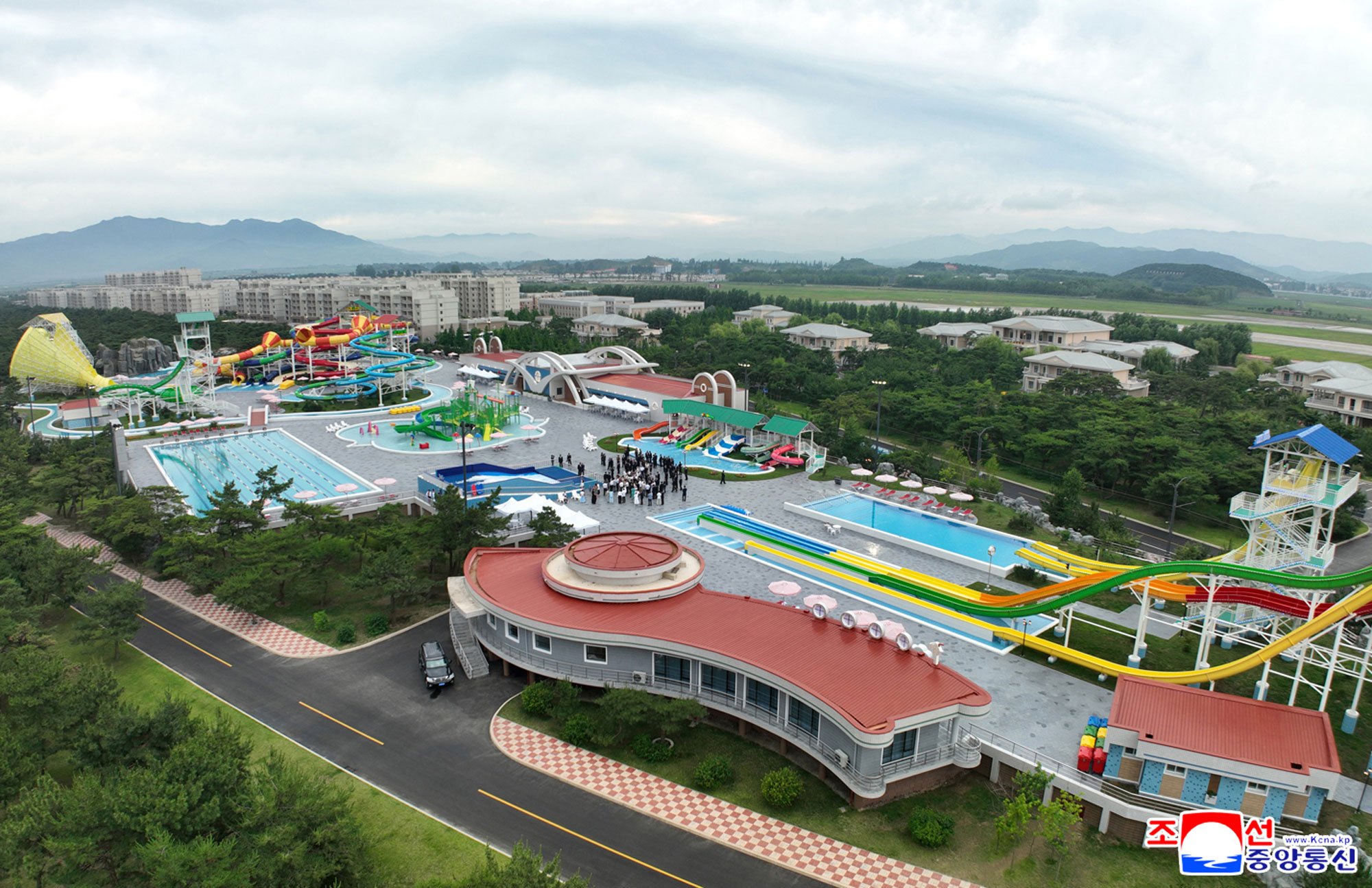 Tourist attraction on east coast--new scenic beauty of socialist cultural efflorescenceInaugural ceremony of Wonsan Kalma Coastal Tourist Area held with splendour