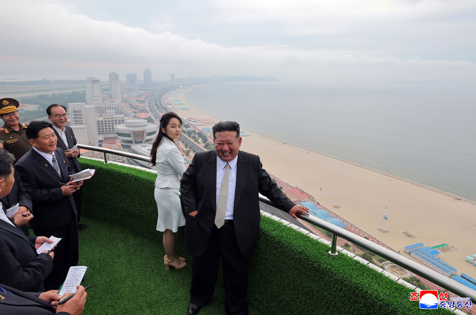 Tourist attraction on east coast--new scenic beauty of socialist cultural efflorescenceInaugural ceremony of Wonsan Kalma Coastal Tourist Area held with splendour