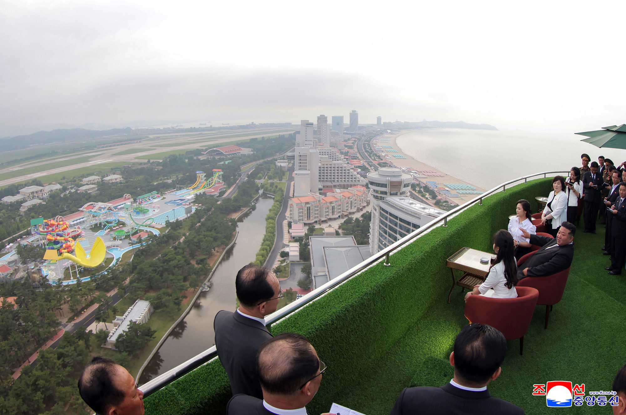 Tourist attraction on east coast--new scenic beauty of socialist cultural efflorescenceInaugural ceremony of Wonsan Kalma Coastal Tourist Area held with splendour