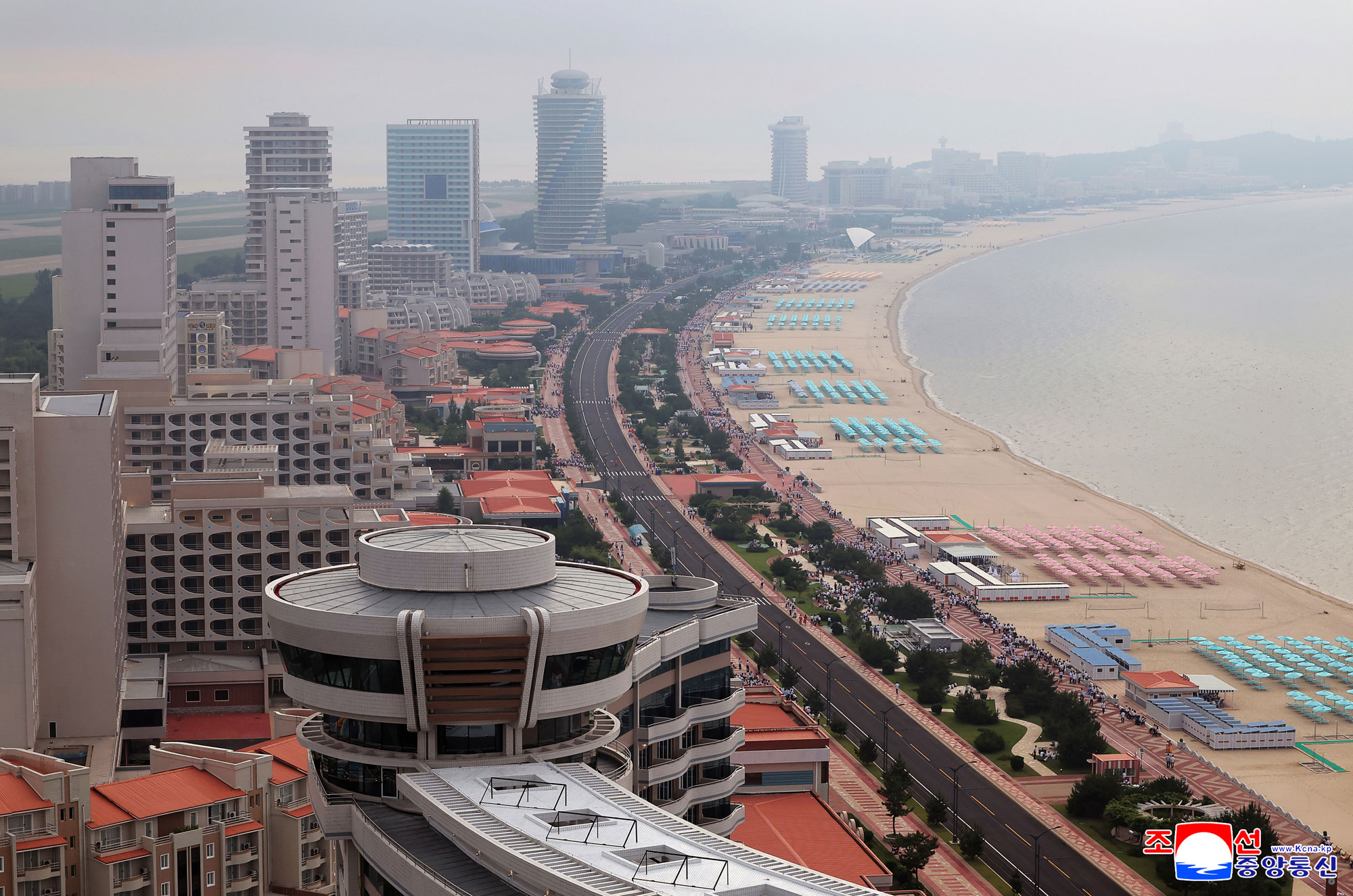 Tourist attraction on east coast--new scenic beauty of socialist cultural efflorescenceInaugural ceremony of Wonsan Kalma Coastal Tourist Area held with splendour