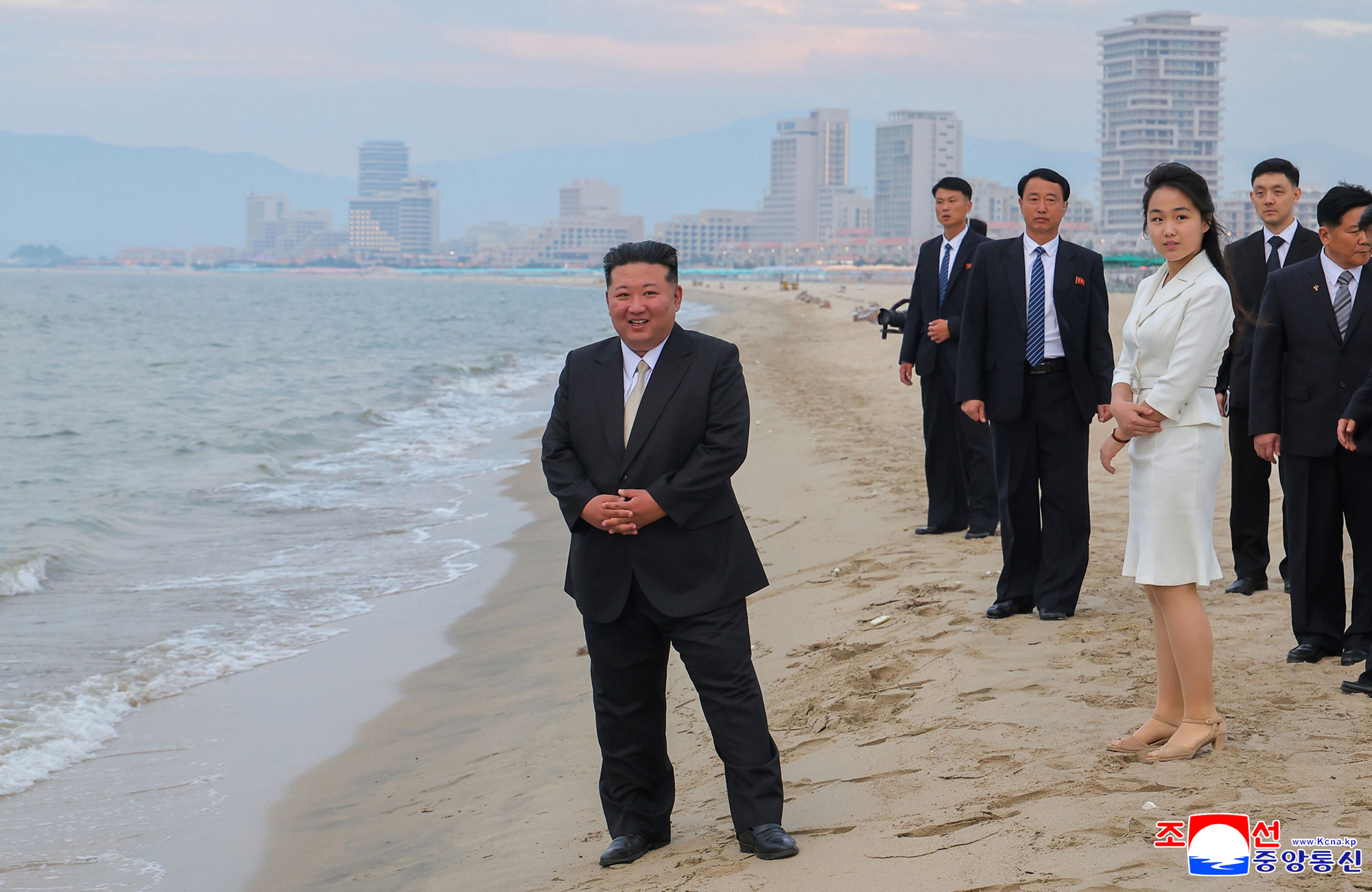 Tourist attraction on east coast--new scenic beauty of socialist cultural efflorescenceInaugural ceremony of Wonsan Kalma Coastal Tourist Area held with splendour