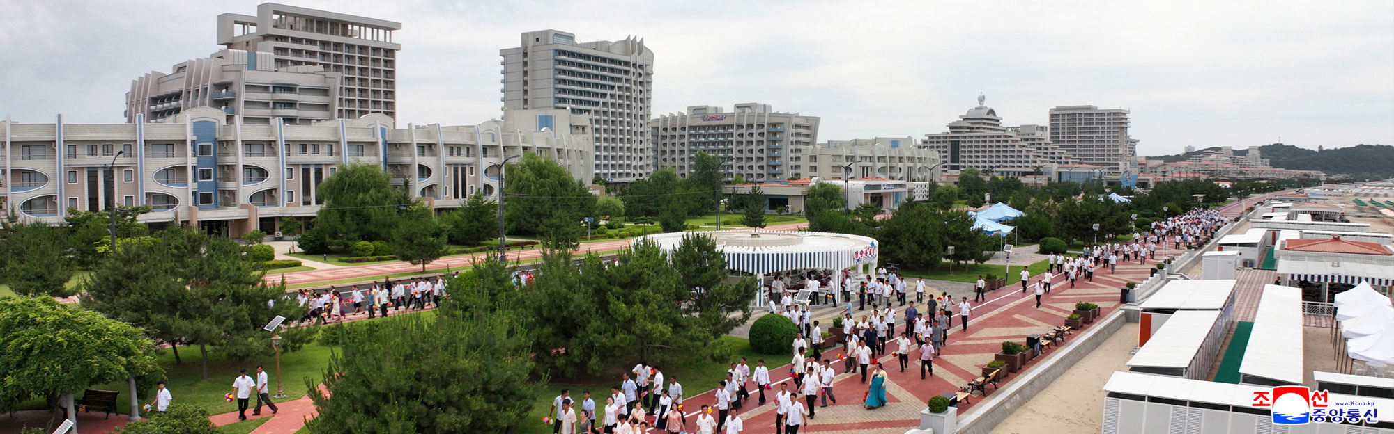 Tourist attraction on east coast--new scenic beauty of socialist cultural efflorescenceInaugural ceremony of Wonsan Kalma Coastal Tourist Area held with splendour