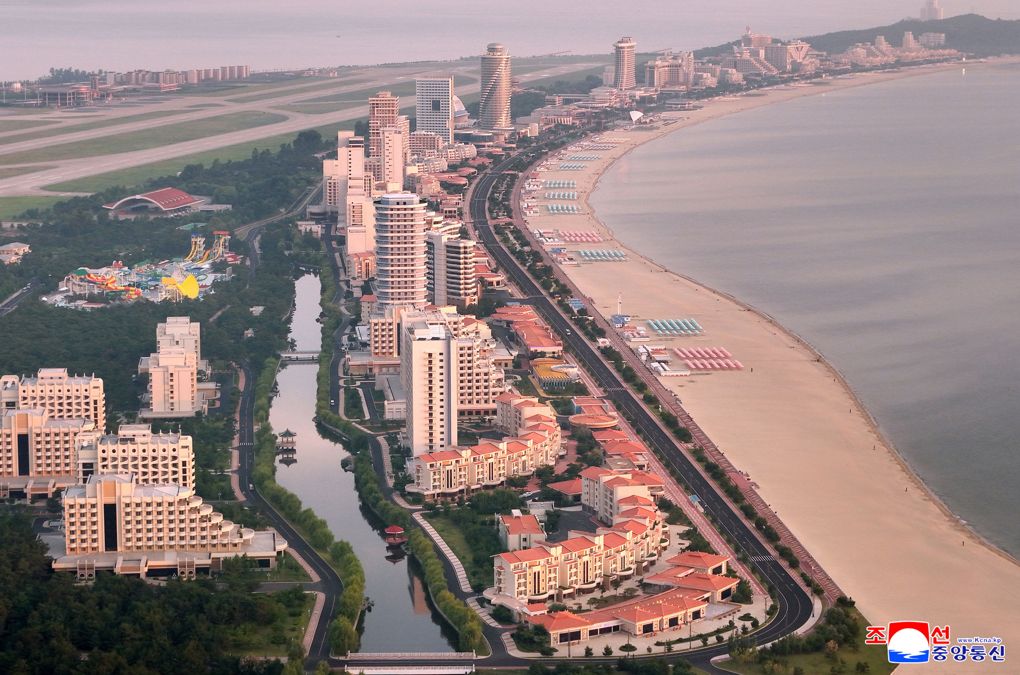 Tourist attraction on east coast--new scenic beauty of socialist cultural efflorescenceInaugural ceremony of Wonsan Kalma Coastal Tourist Area held with splendour