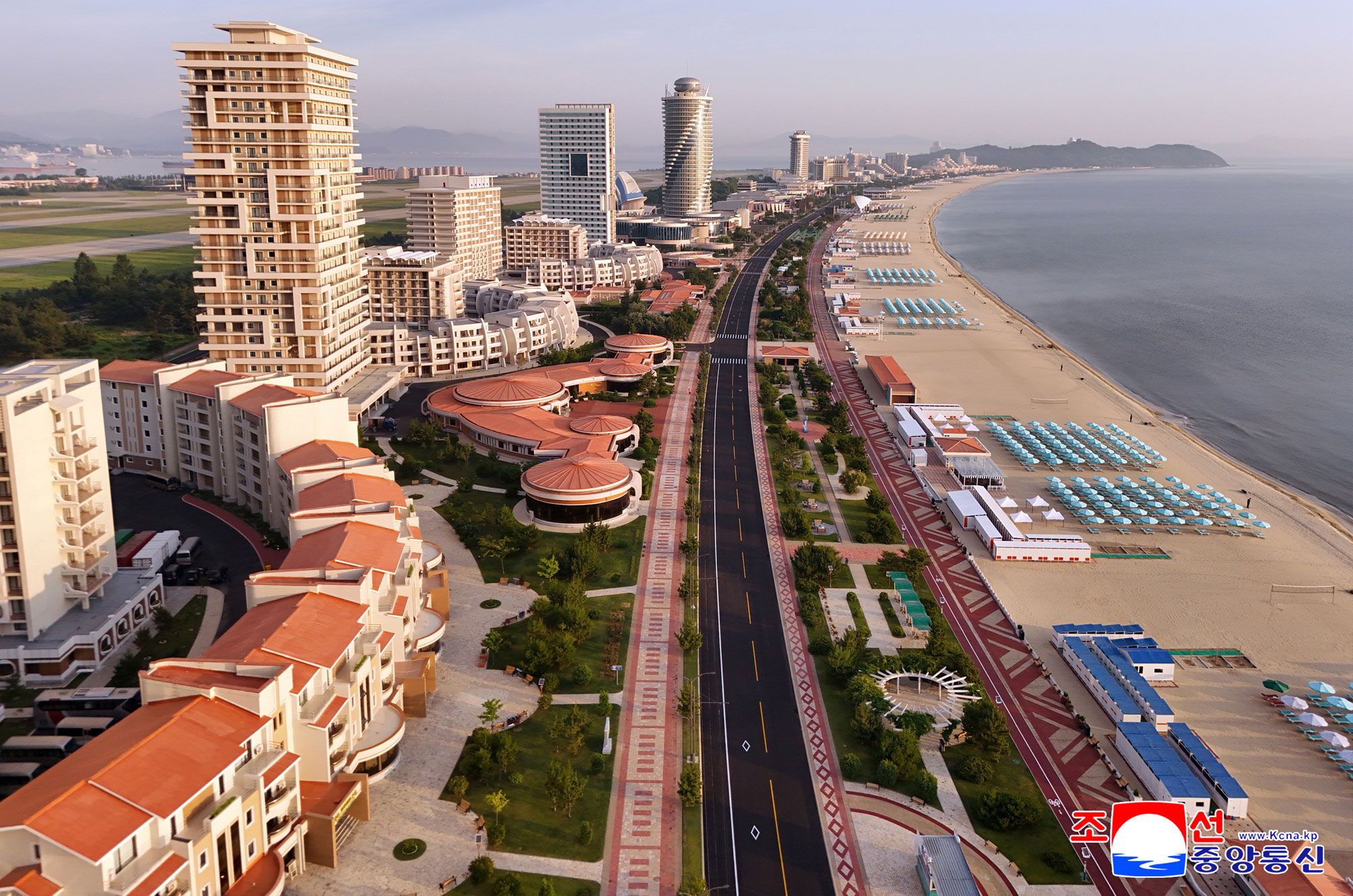 Tourist attraction on east coast--new scenic beauty of socialist cultural efflorescenceInaugural ceremony of Wonsan Kalma Coastal Tourist Area held with splendour