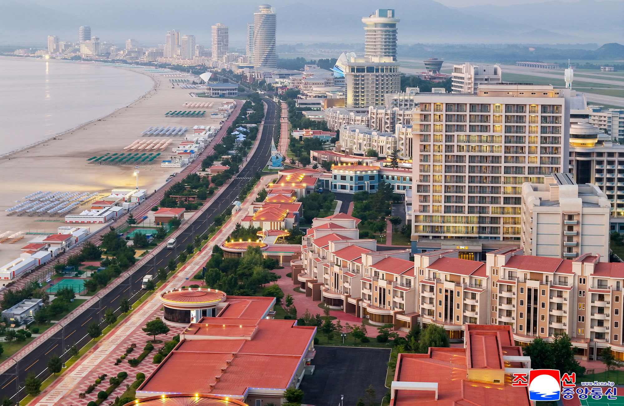 Tourist attraction on east coast--new scenic beauty of socialist cultural efflorescenceInaugural ceremony of Wonsan Kalma Coastal Tourist Area held with splendour