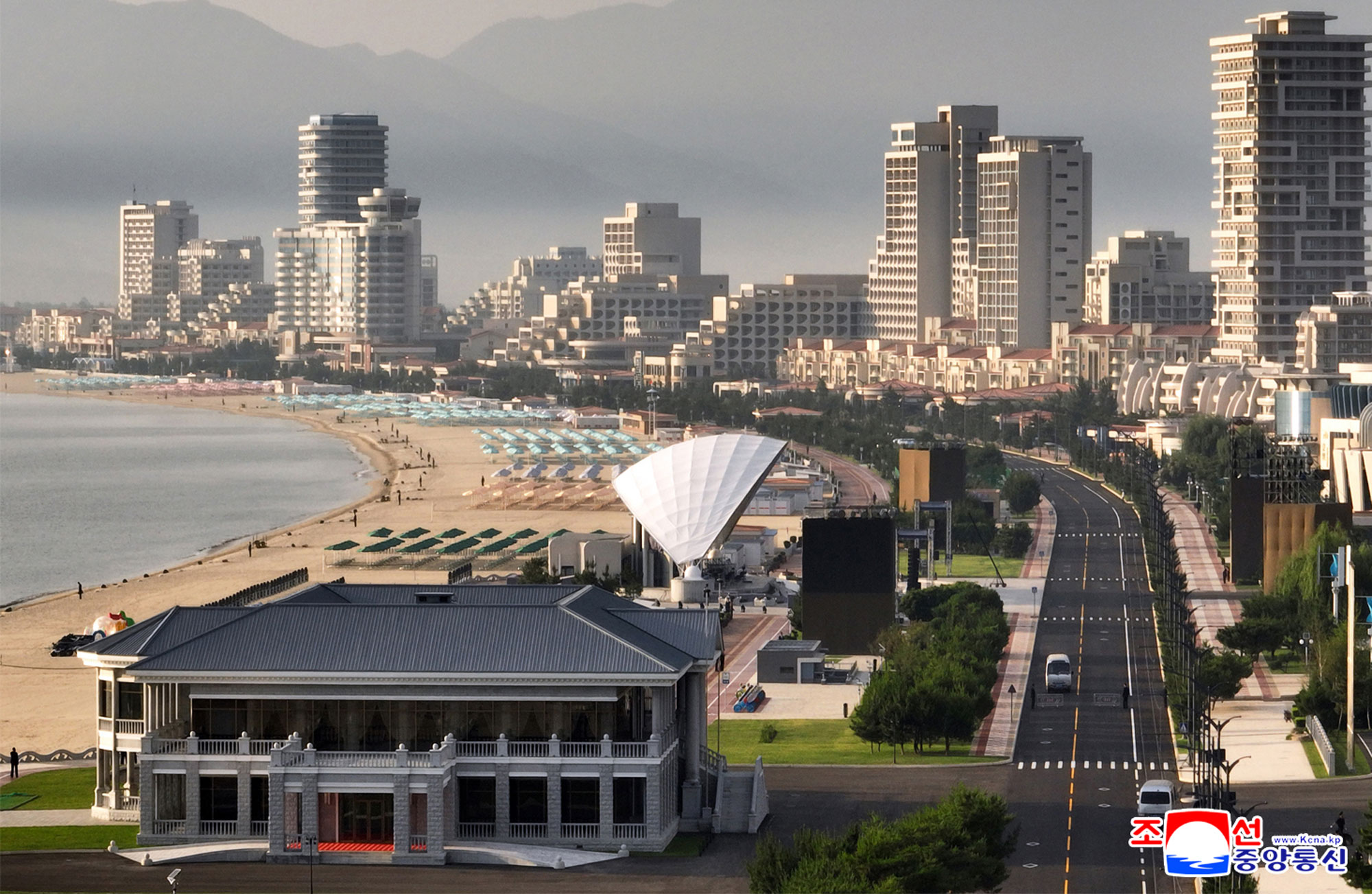 Tourist attraction on east coast--new scenic beauty of socialist cultural efflorescenceInaugural ceremony of Wonsan Kalma Coastal Tourist Area held with splendour