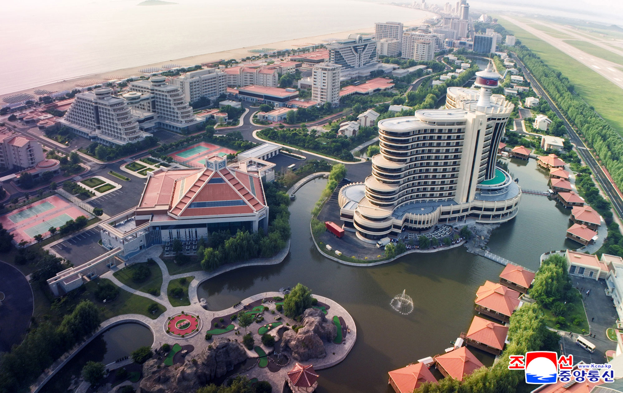 Tourist attraction on east coast--new scenic beauty of socialist cultural efflorescenceInaugural ceremony of Wonsan Kalma Coastal Tourist Area held with splendour