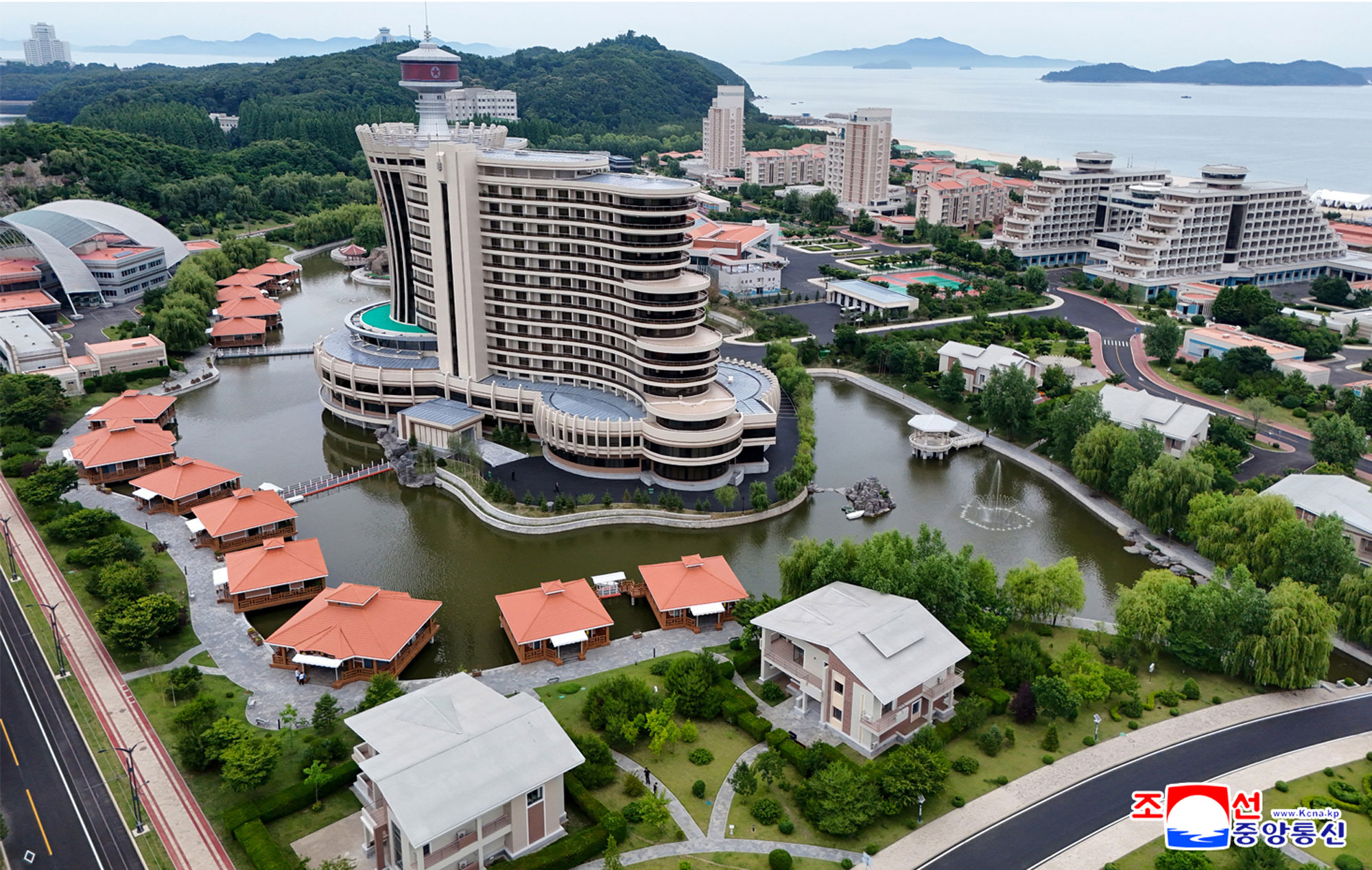 Tourist attraction on east coast--new scenic beauty of socialist cultural efflorescenceInaugural ceremony of Wonsan Kalma Coastal Tourist Area held with splendour