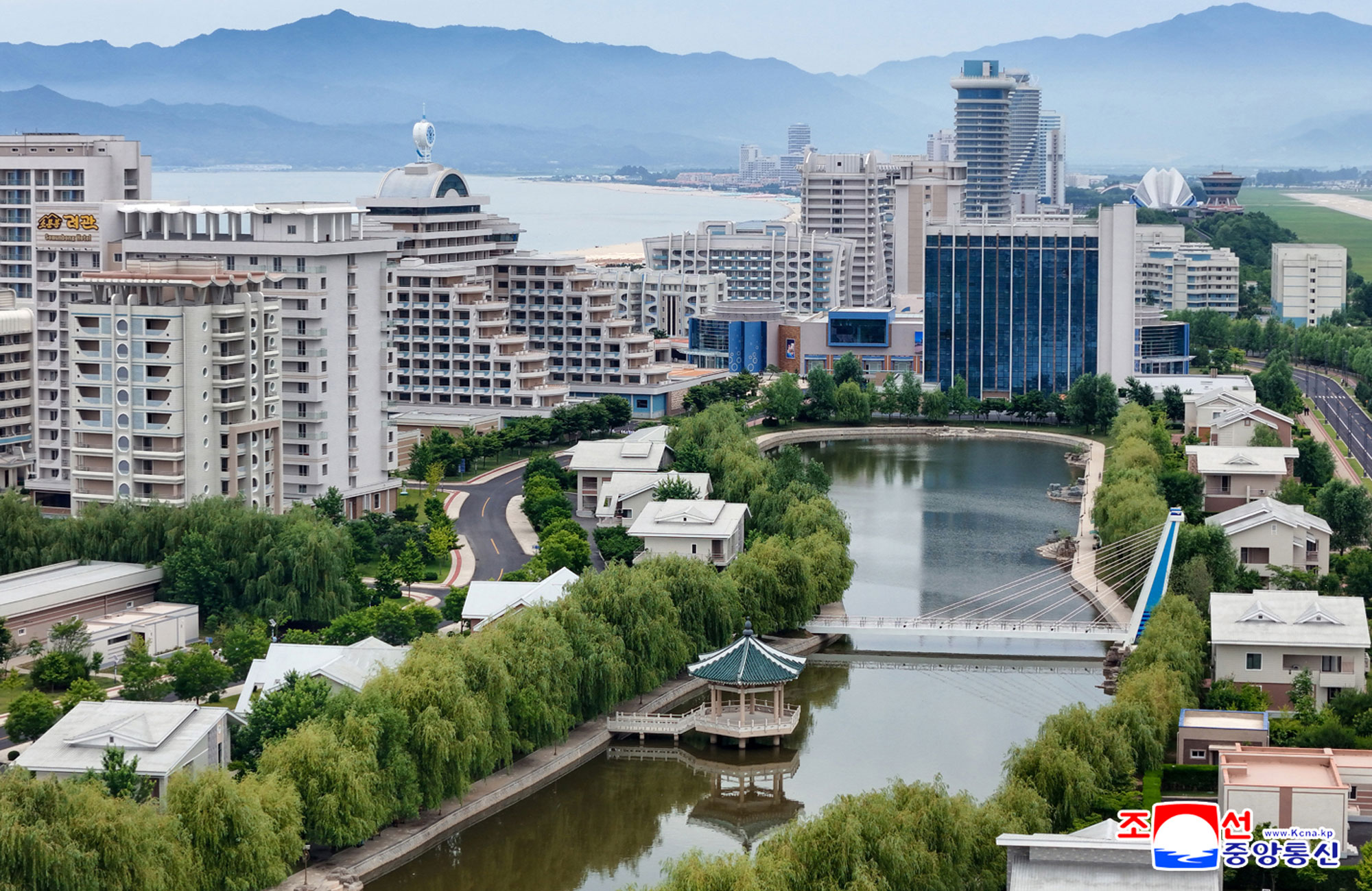 Tourist attraction on east coast--new scenic beauty of socialist cultural efflorescenceInaugural ceremony of Wonsan Kalma Coastal Tourist Area held with splendour