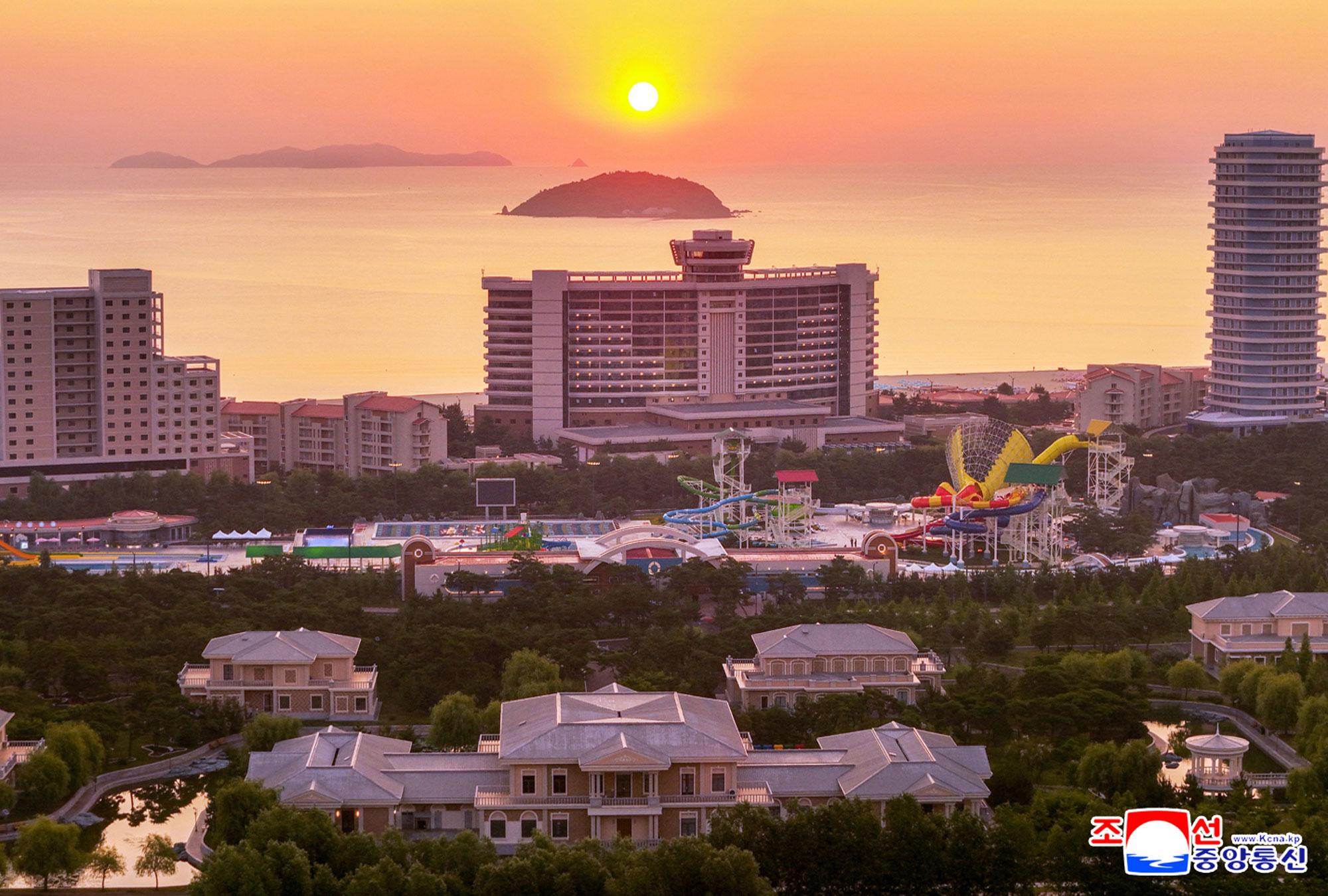 Tourist attraction on east coast--new scenic beauty of socialist cultural efflorescenceInaugural ceremony of Wonsan Kalma Coastal Tourist Area held with splendour