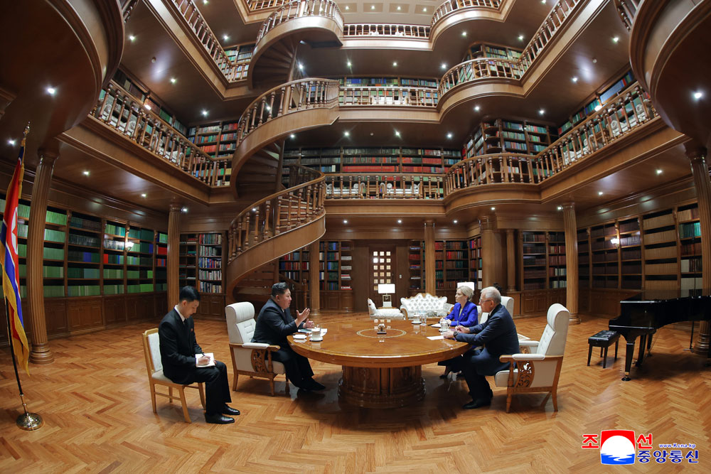 경애하는 김정은동지께서 우리 나라를 방문한 로씨야련방 문화상을 접견하시고 예술공연들을 관람하시였다