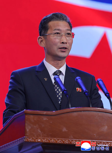 경애하는 김정은동지께서 우리 나라를 방문한 로씨야련방 문화상을 접견하시고 예술공연들을 관람하시였다