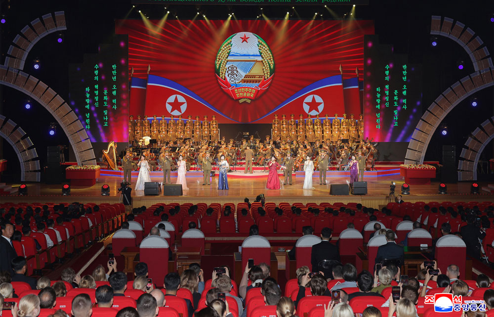 경애하는 김정은동지께서 우리 나라를 방문한 로씨야련방 문화상을 접견하시고 예술공연들을 관람하시였다