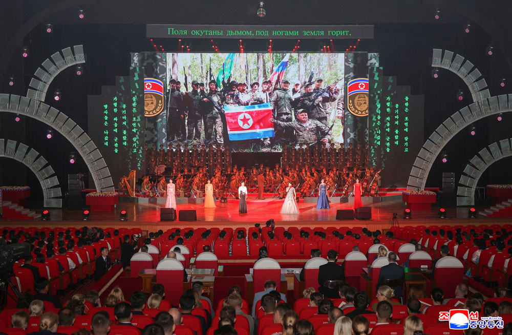 경애하는 김정은동지께서 우리 나라를 방문한 로씨야련방 문화상을 접견하시고 예술공연들을 관람하시였다