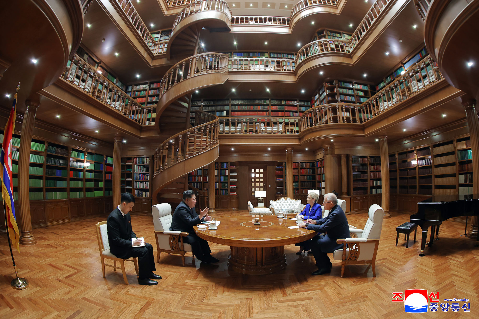 경애하는 김정은동지께서 우리 나라를 방문한 로씨야련방 문화상을 접견하시고 예술공연들을 관람하시였다