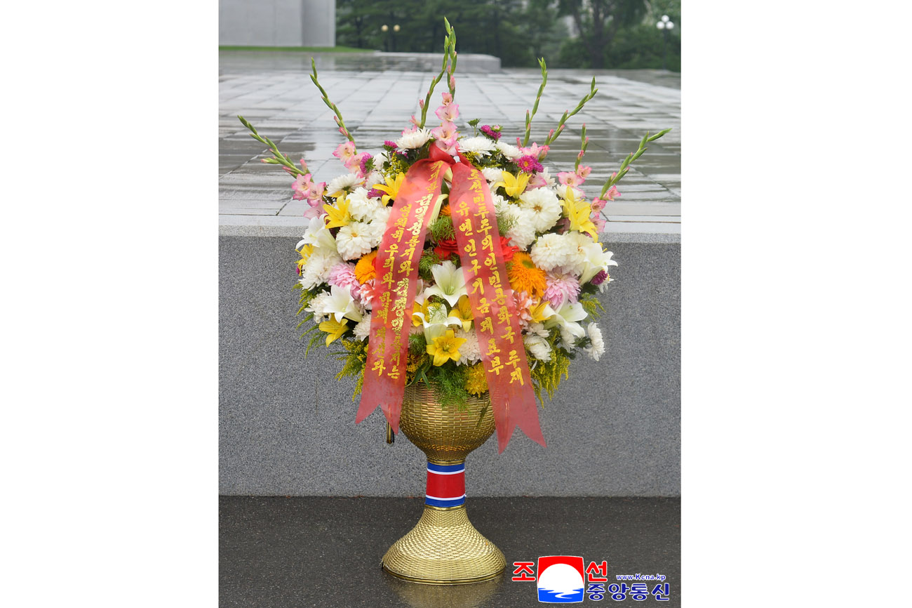 위대한 수령 김일성동지와 위대한 령도자 김정일동지의 동상에 우리 나라 주재 국제기구대표부들 꽃바구니 진정