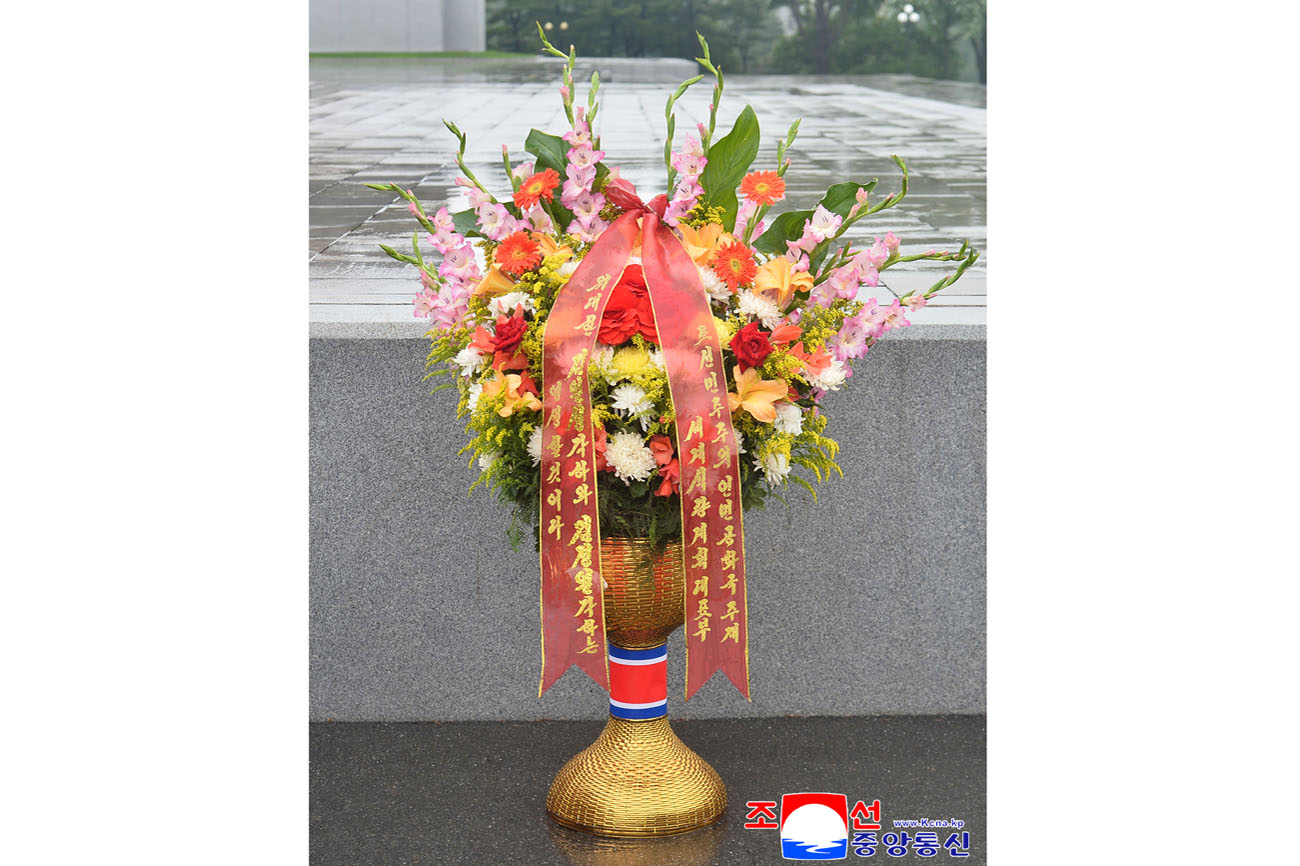 위대한 수령 김일성동지와 위대한 령도자 김정일동지의 동상에 우리 나라 주재 국제기구대표부들 꽃바구니 진정