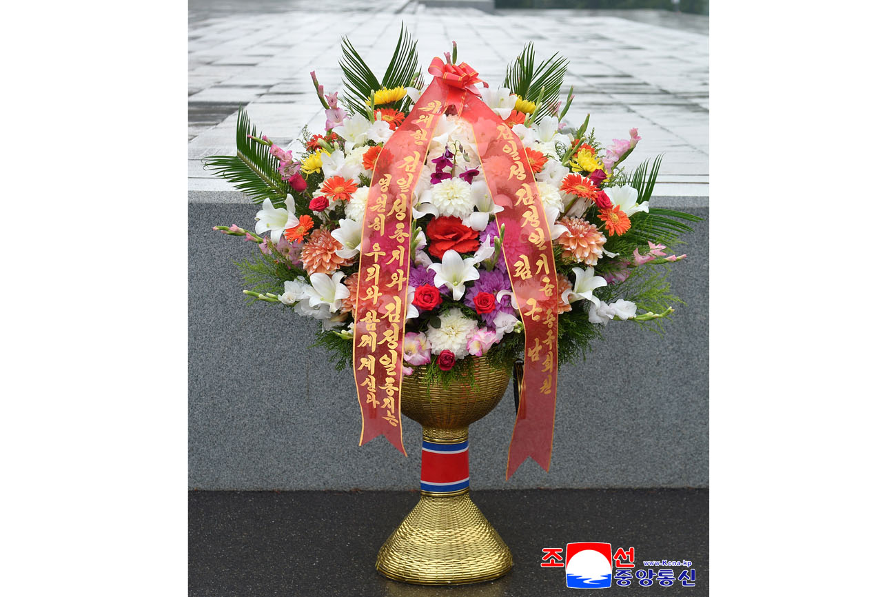 위대한 수령 김일성동지와 위대한 령도자 김정일동지의 동상에 우리 나라 주재 국제기구대표부들 꽃바구니 진정