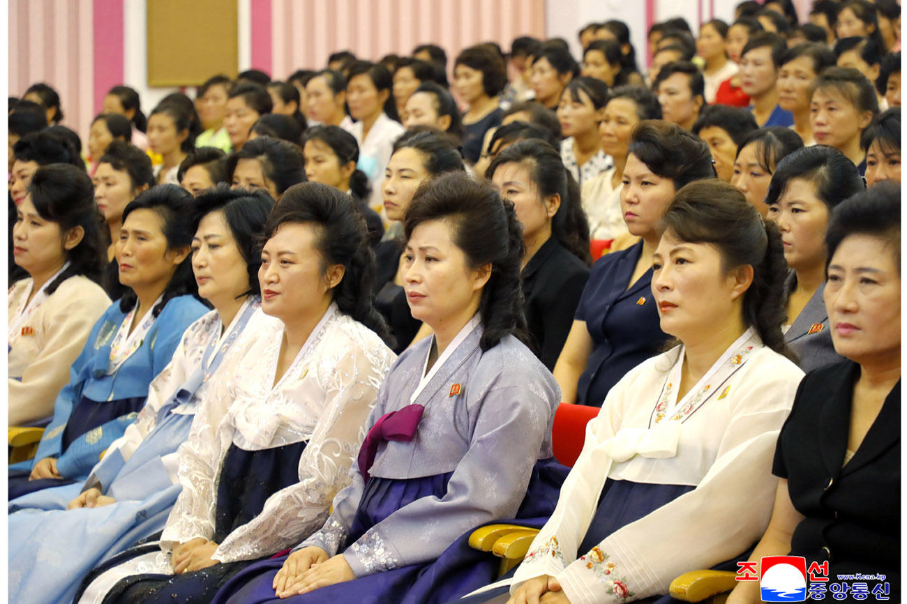 위대한 수령 김일성동지 서거 31돐에 즈음한 녀맹일군들과 녀맹원들의 덕성이야기모임 진행